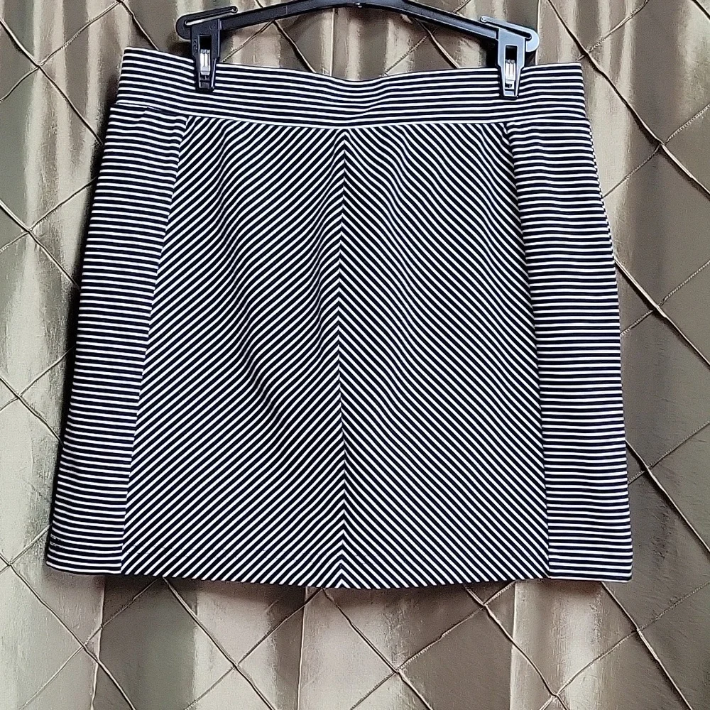 EUC- Talbots ‘T for Talbots BLACK & White Bias Stripe Skort’ - Picture 6 of 8